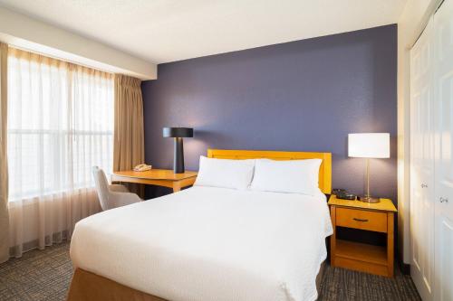 绍辛顿索辛顿原住客栈的酒店客房设有一张大床和一张书桌。