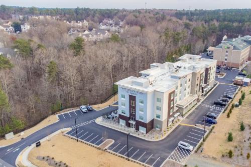 罗利TownePlace Suites by Marriott Raleigh - University Area的享有大楼空中景色,设有停车场