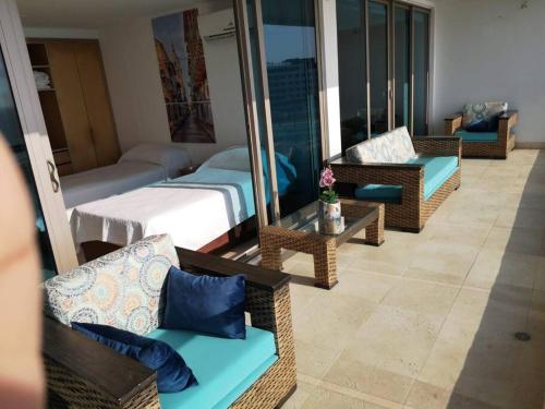 卡塔赫纳Luxury apartment in Morros - Cartagena de Indias的酒店客房设有带一张床和椅子的阳台