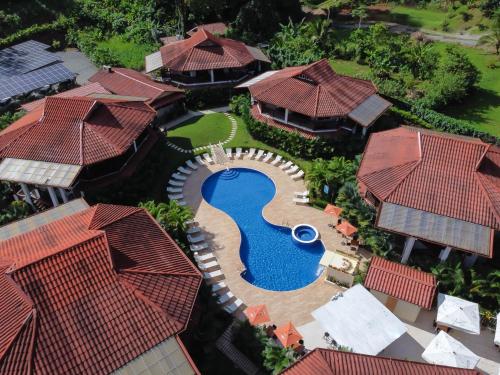别霍港Terrazas del Caribe Aparthotel的享有度假胜地的空中景致,设有游泳池和屋顶
