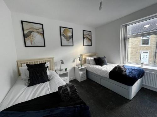WibseyLuxe Loft Living: A Home Away From Home的一间卧室设有两张床和窗户。