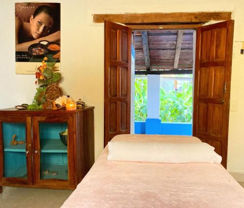 恰帕德科尔索拉塞瓦酒店的一间卧室配有床、橱柜和窗户