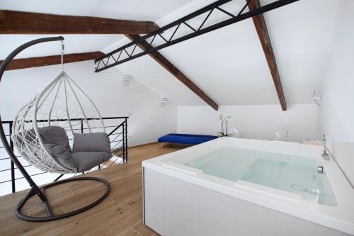 索伦托YourHome - Lidia Rooms & Suites的一间带秋千和浴缸的房间