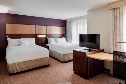 巴斯巴斯不伦瑞克区万豪原住客栈的酒店客房设有两张床和一台平面电视。