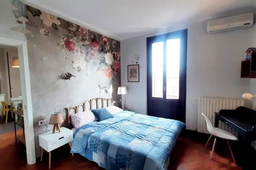 维杰瓦诺Interno 15 Diario di viaggio的一间卧室配有一张带蓝色棉被的床和窗户。