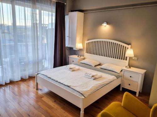 克卢日-纳波卡Traian Apartment - Cluj的卧室配有白色的床和窗户。