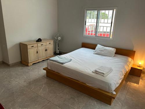 Star Lodge的一间卧室设有一张大床和一个窗户。