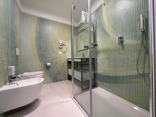 马泰拉HOTEL MOSAICO的带淋浴、卫生间和盥洗盆的浴室