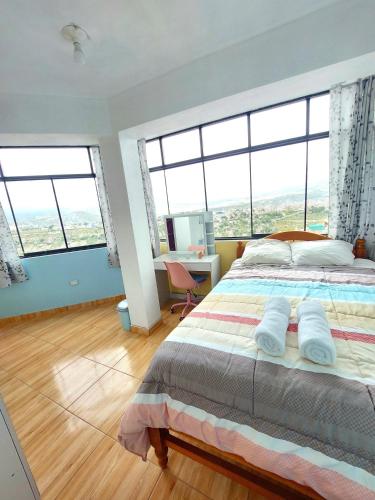 阿亚库乔Disha's Home Casa Hospedaje的一间卧室配有一张大床和两个枕头