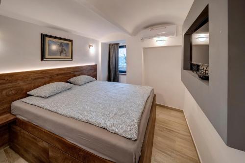 贝尔格莱德Apartment Vrabac, Kosančićev Venac的一间小卧室,卧室内配有一张床铺