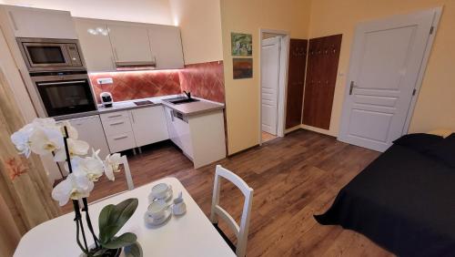 玛丽亚温泉Apartmán U kolonády的一间厨房、带桌子的用餐室和一间带