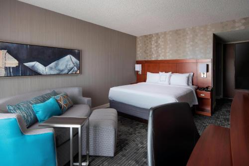 丹佛丹佛机场万怡酒店的酒店客房,配有床和沙发