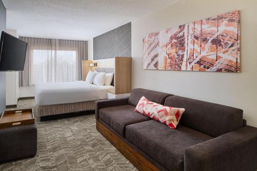 贝莱尔埃奇伍德阿伯丁春季山丘套房酒店的酒店客房设有一张沙发和一张床