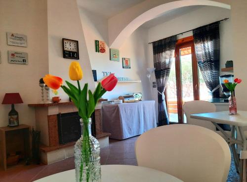 埃尔科拉诺B&B Iolì Vesuvio的花瓶间,桌子上放着鲜花