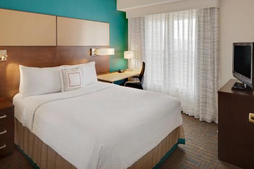 布朗斯维尔布朗斯维尔原住客栈的酒店客房设有一张大床和一张书桌。