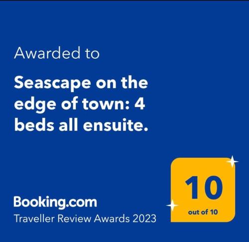 贝尔马利特Seascape on the edge of town: 4 beds all ensuite.的镇床边的黄色标志