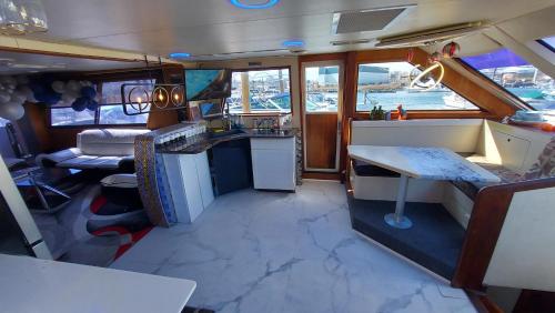 布鲁克林COZY CONDO OCEAN 3xDECK YACHT的船上的厨房和客厅的内部景色