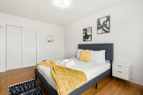 圣布鲁诺Cozy 2 Bedroom Home Near SFO with Private Parking的一间卧室配有一张黄色毯子床