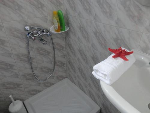 佩里沃罗Nikolas Villas的带淋浴的浴室和毛巾上的红海星