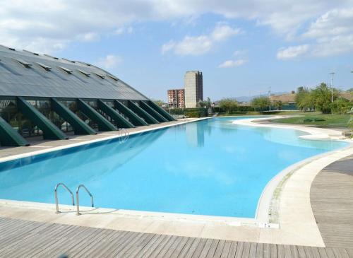 伯萨Bursa Dream Apartment的大楼前的大型游泳池