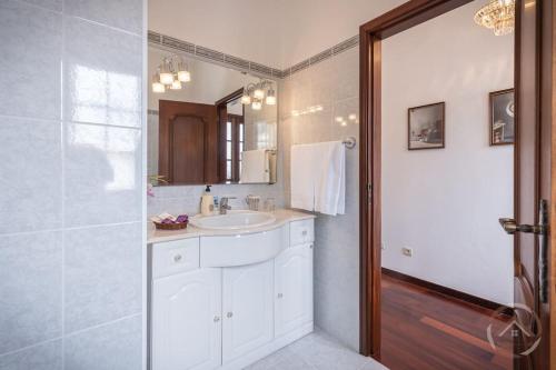 丰沙尔Garden House的白色的浴室设有水槽和镜子