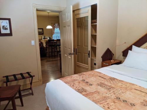 Peace RiverThird Mission Heritage Suites的一间卧室设有一张床和一间用餐室