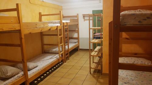 拉加玛艾佩德拉Alberg Refugi Bages的旅馆内带几张双层床的客房