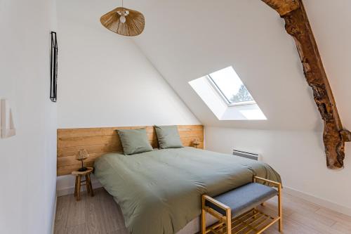 凯恩L’orne的一间卧室配有一张床和天窗