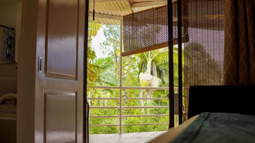 圣罗莎德卡瓦尔Hotel Campestre Villa Mary的滑动玻璃门,享有花园景色
