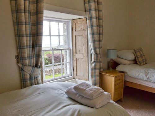 戈尔斯皮Drummuie House的一间卧室设有一张床和一个窗口