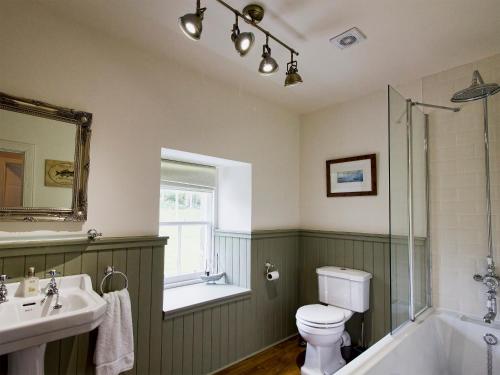 戈尔斯皮Drummuie House的带浴缸、卫生间和盥洗盆的浴室