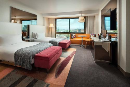 洛杉矶SLS贝弗利山豪华精选酒店的酒店客房配有两张床和一张书桌