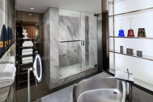 洛杉矶SLS贝弗利山豪华精选酒店的一间带水槽和淋浴的浴室