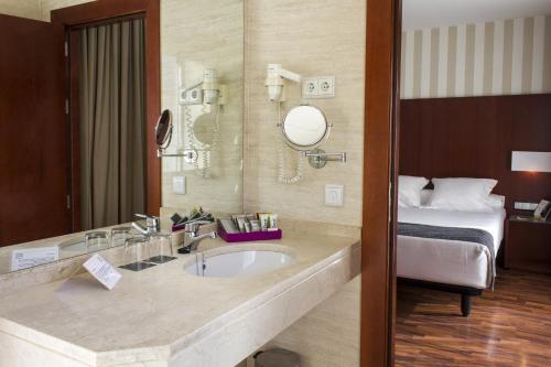 马拉加泽尼特马拉加酒店的一间带水槽和床的浴室