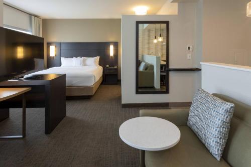 梅普尔格罗夫Residence Inn Minneapolis Maple Grove/Arbor Lakes的酒店客房,配有床、桌子和椅子