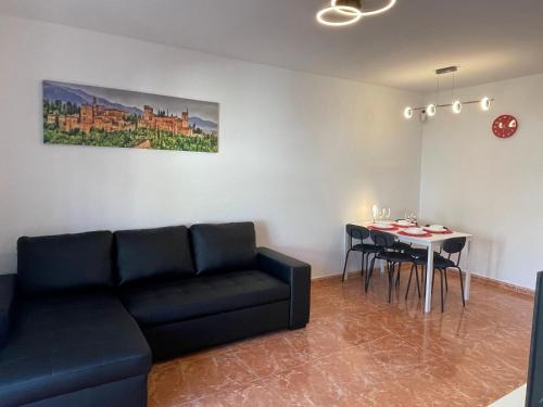巴达洛纳Beach Apartment Artigas的客厅配有沙发和桌子