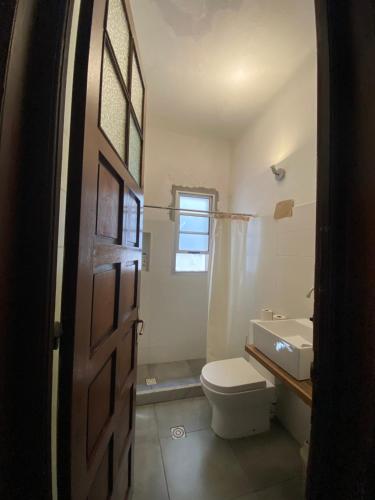 蒙得维的亚Youki Haus Hostel的一间带卫生间和水槽的浴室