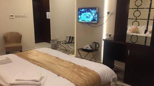 麦加فندق البيرق的酒店客房设有一张床和墙上的电视