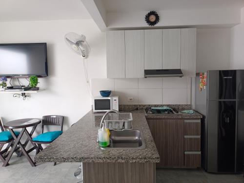 吉拉尔多特AQUAVALE - Apartamento Vacacional en Girardot的厨房配有水槽和台面