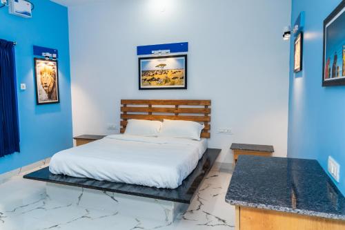 黎明之村Panism Lifestyle的一间卧室设有一张床和蓝色的墙壁
