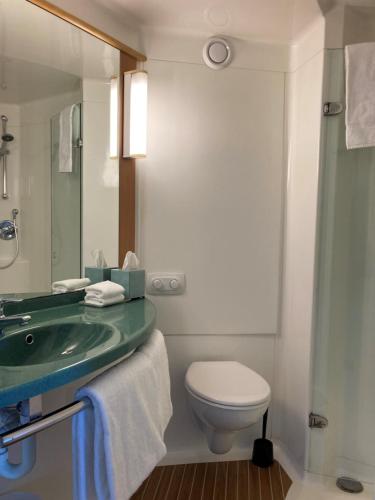桑利宜必思索恩里酒店的一间带水槽、卫生间和镜子的浴室