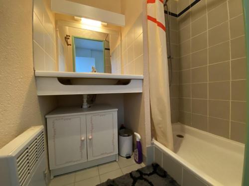 埃尔德旺Appartement Erdeven, 3 pièces, 4 personnes - FR-1-397-68的浴室配有盥洗盆、镜子和浴缸