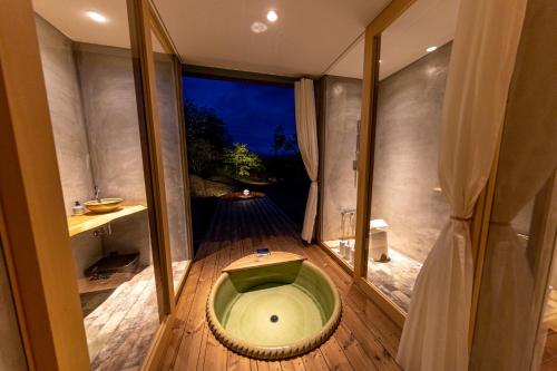 高松オリーブの宿 澳邸的一间位于客房内的带绿色卫生间的浴室