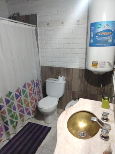 图努扬Casa Martín的一间带水槽和卫生间的浴室