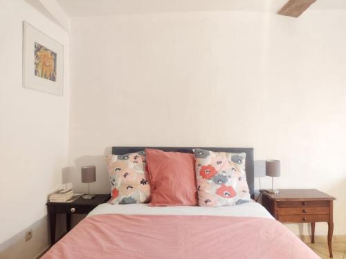 里耶Studio Campanule Provence Verdon的一间卧室配有一张带粉色床单和枕头的床。