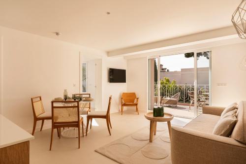 戛纳Maison Carla Rosa Cannes的客厅配有沙发和桌椅
