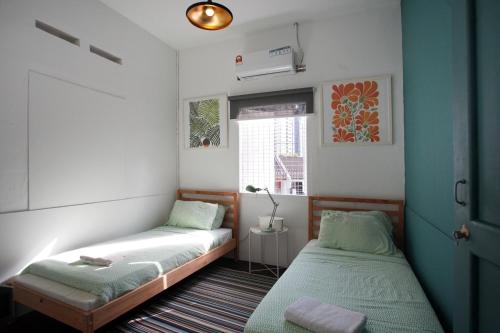 乔治市厄斯金宋松山度假屋的小房间设有两张床和窗户