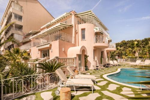 戛纳Maison Carla Rosa Cannes的一座带游泳池和房子的别墅