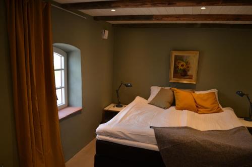 Östra IngelstadSmedjan Mat & Logi的一间卧室设有一张床和一个窗口