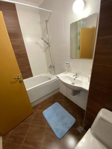 普拉韦茨K's Place Apartment Pravets Golf Resort的一间带水槽、浴缸和卫生间的浴室